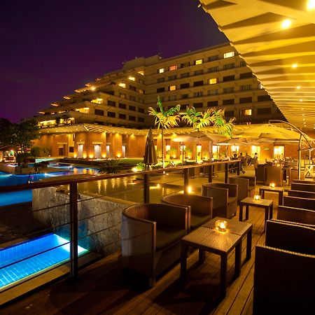 시나몬 레이크사이드 콜롬보 외부 사진 The pool at the Taj Bengal