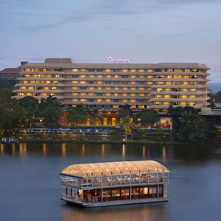 시나몬 레이크사이드 콜롬보 외부 사진 The hotel and the floating restaurant