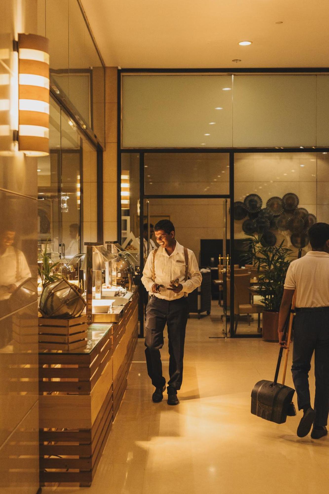 시나몬 레이크사이드 콜롬보 외부 사진 A coffee shop in the airport