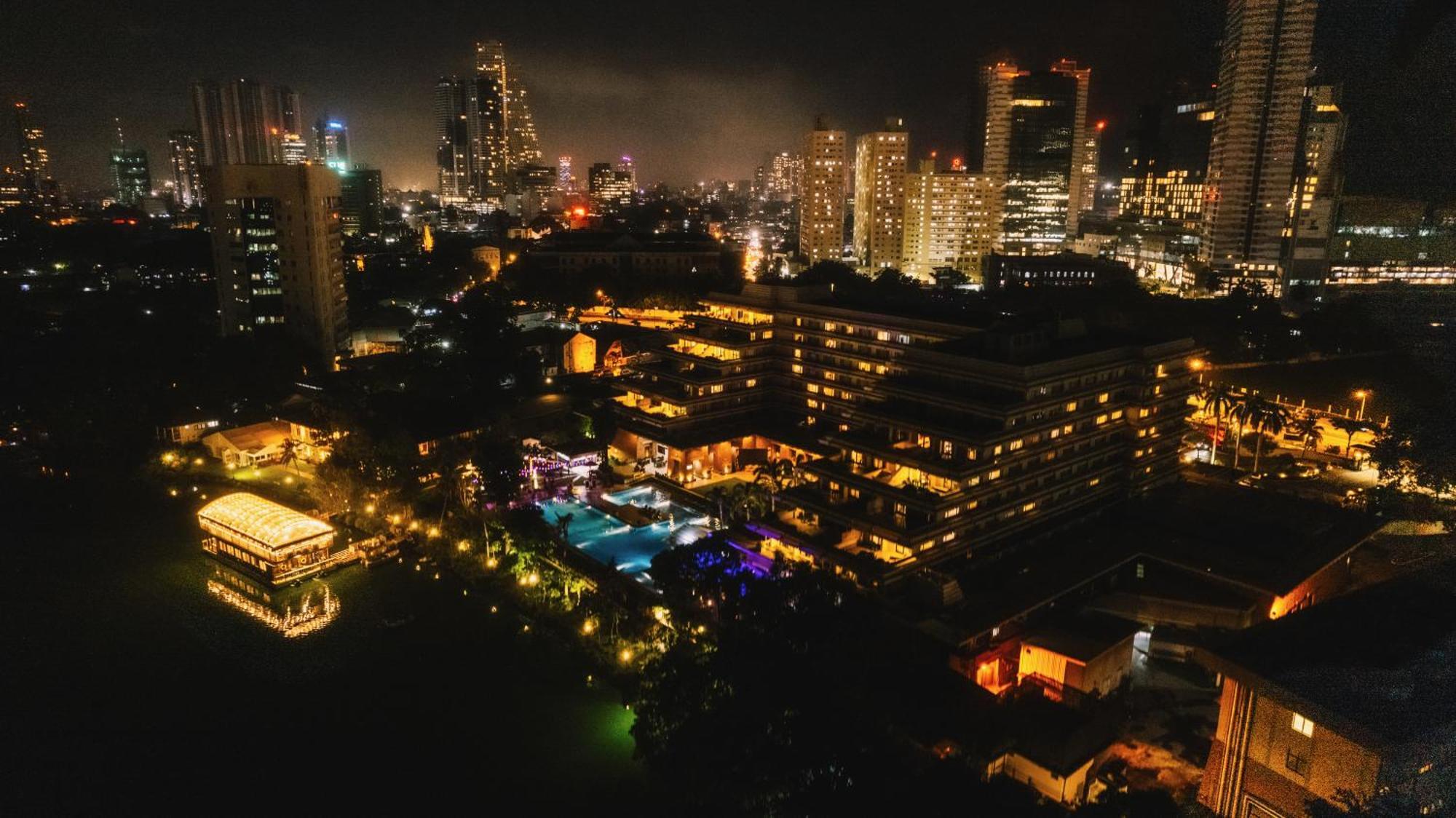시나몬 레이크사이드 콜롬보 외부 사진 The view of the resort at night