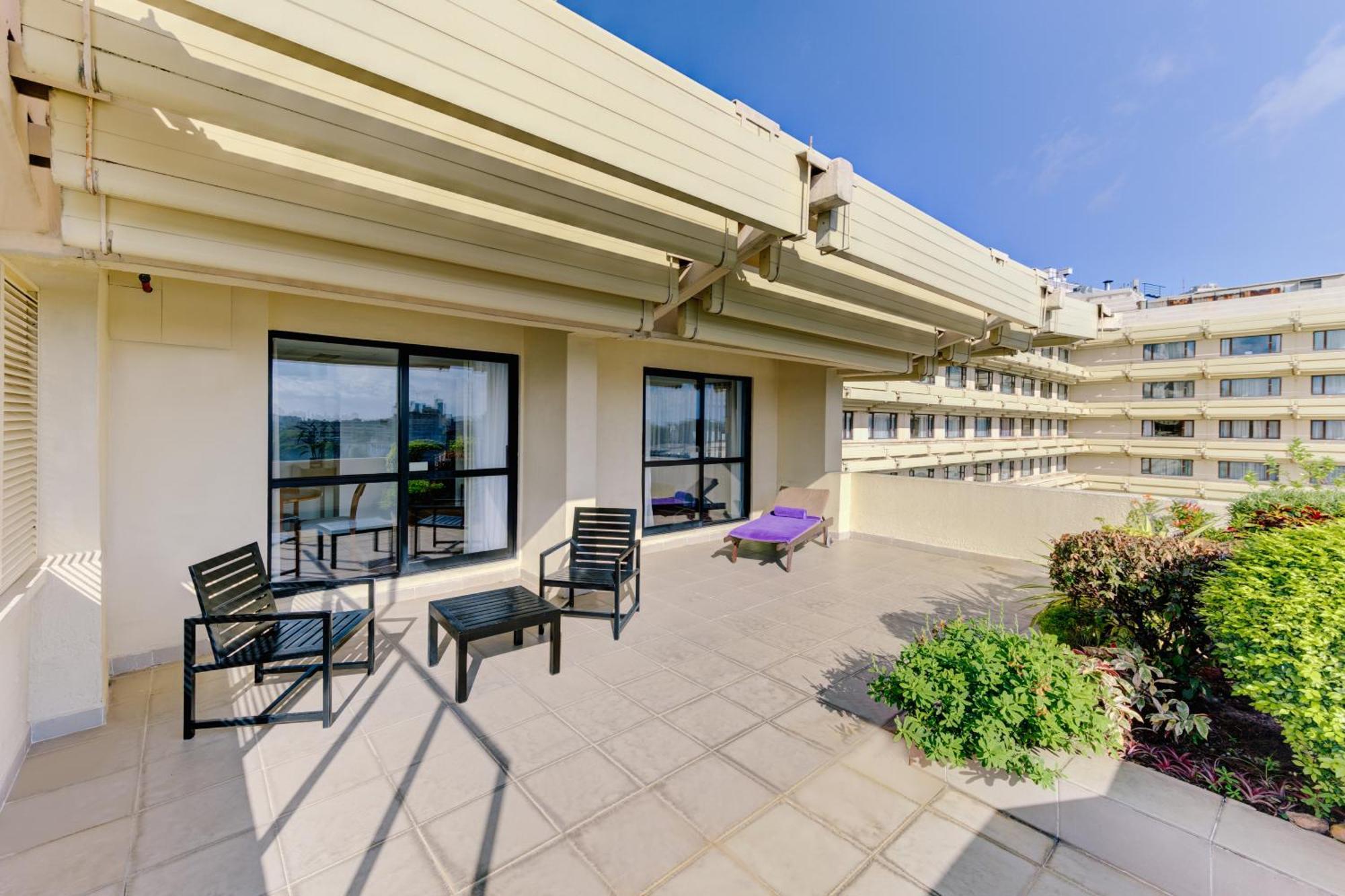 시나몬 레이크사이드 콜롬보 외부 사진 The terrace of a suite at the Hilton San Francisco