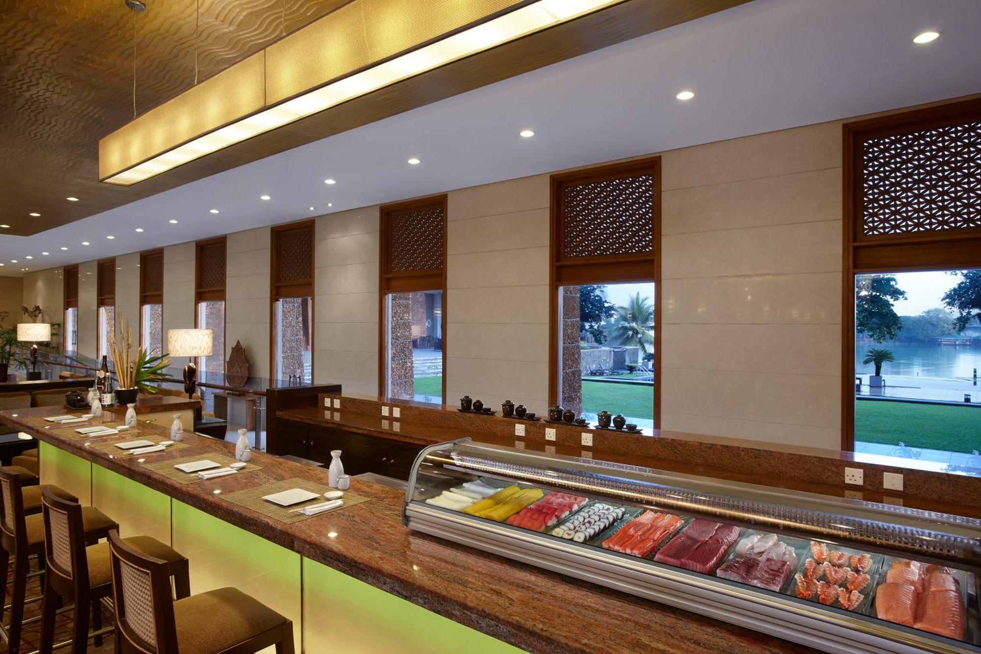 시나몬 레이크사이드 콜롬보 외부 사진 Sushi bar at the Taj Bengal