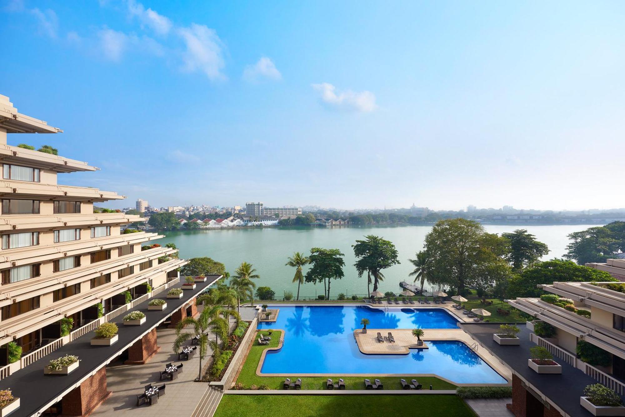 시나몬 레이크사이드 콜롬보 외부 사진 View of the pool at the Taj Bengal