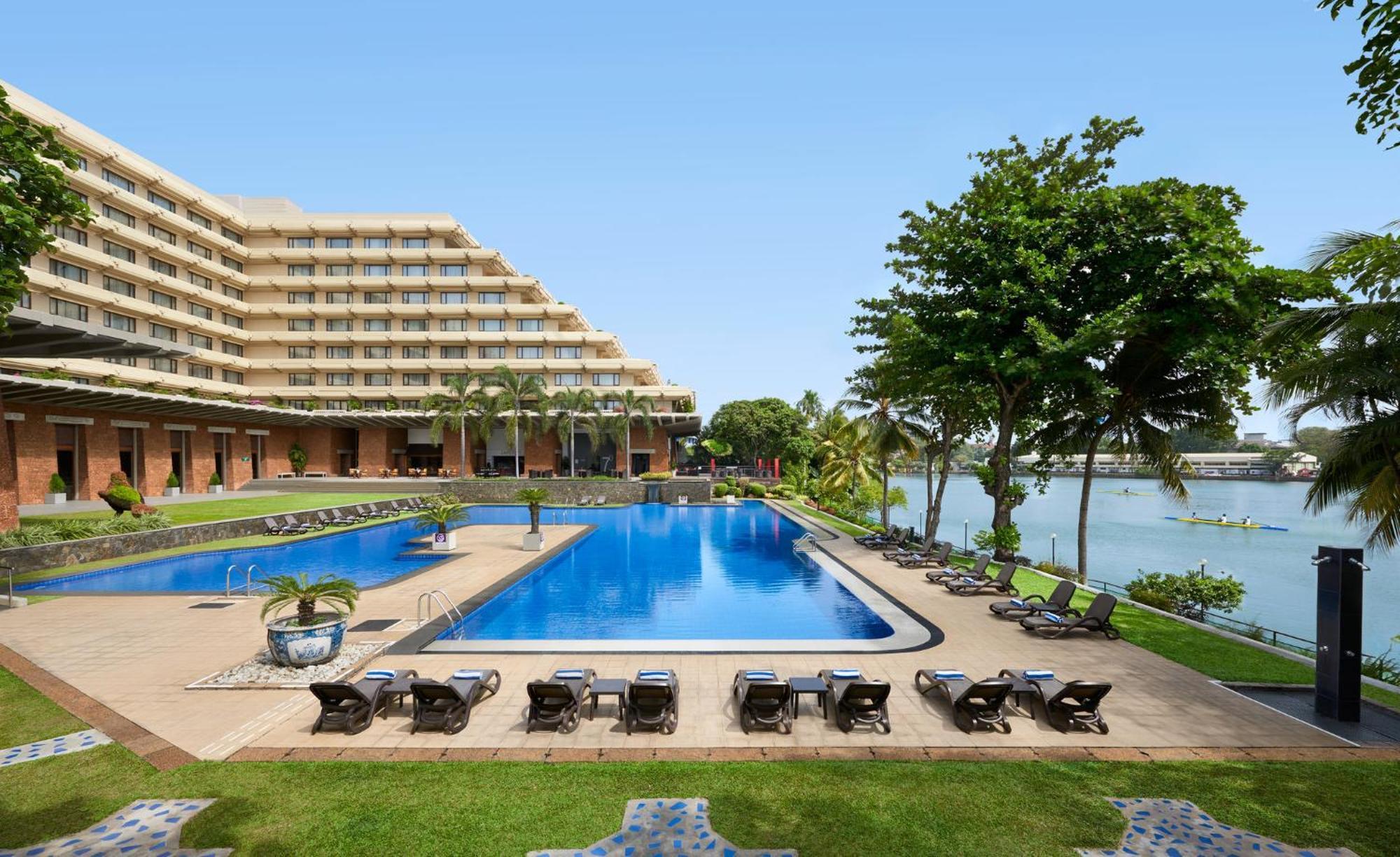 시나몬 레이크사이드 콜롬보 외부 사진 The pool at the Taj Bengal