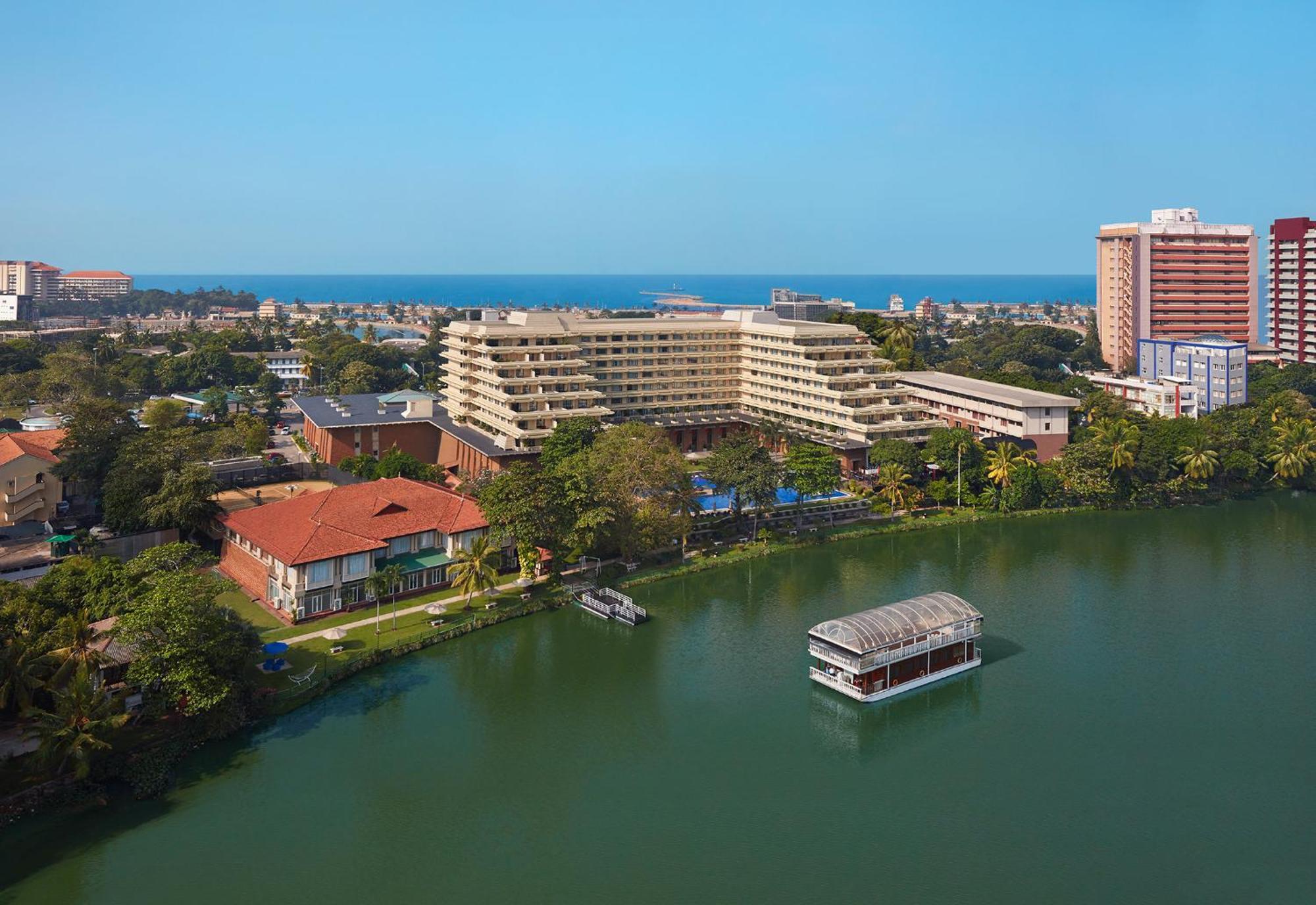 시나몬 레이크사이드 콜롬보 외부 사진 Aerial view of the hotel
