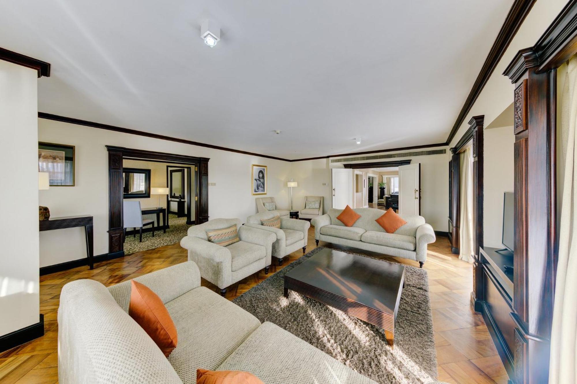 시나몬 레이크사이드 콜롬보 외부 사진 The interior of a suite at the hotel