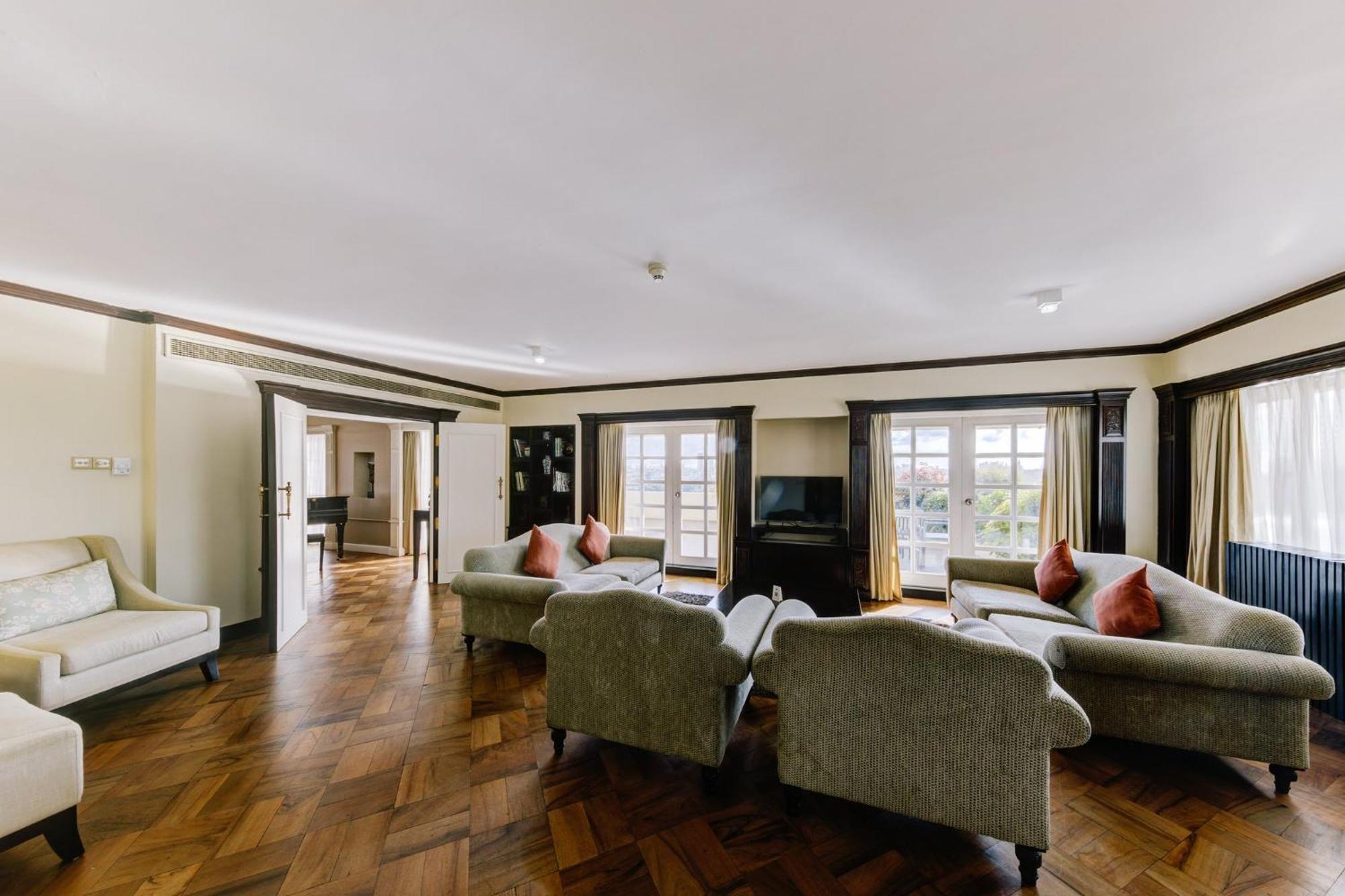 시나몬 레이크사이드 콜롬보 외부 사진 The interior of a suite at the hotel
